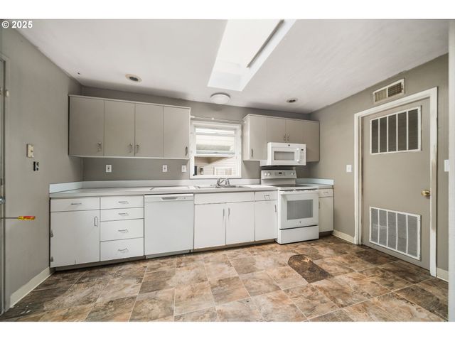 6636 S VIRGINIA Ave, Portland, OR 97239