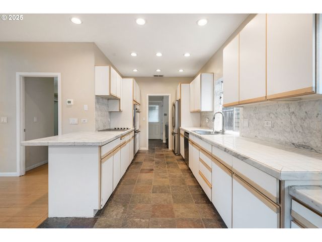 6636 S VIRGINIA Ave, Portland, OR 97239