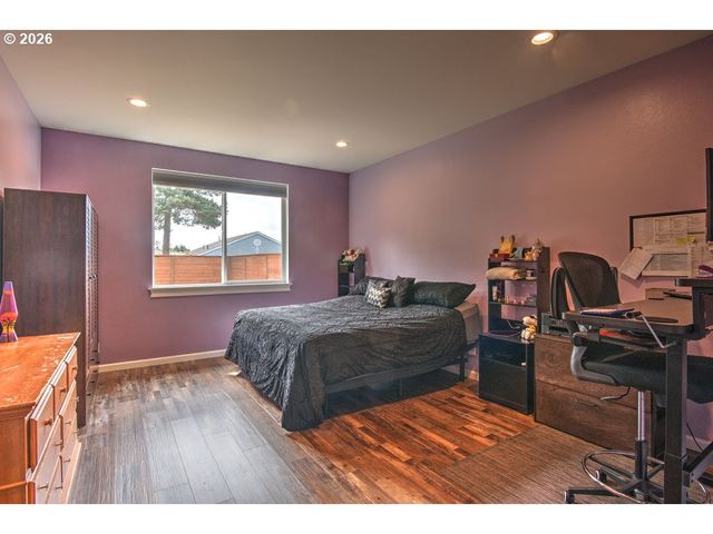 1966 34TH St, Florence, OR 97439