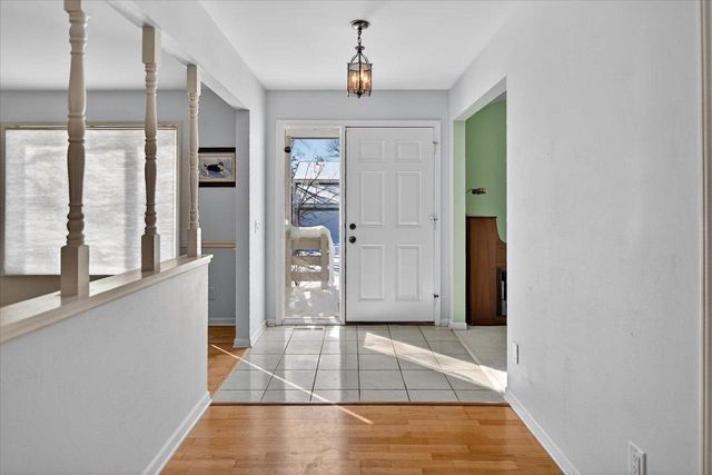 61 Oak Creek Trail, Madison, WI 53717