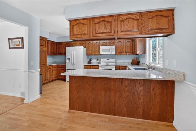 61 Oak Creek Trail, Madison, WI 53717