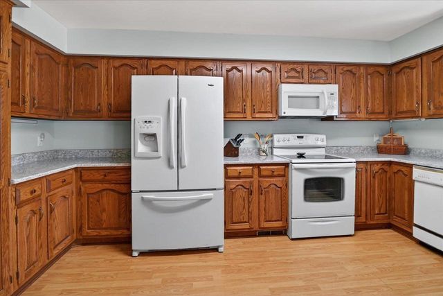 61 Oak Creek Trail, Madison, WI 53717