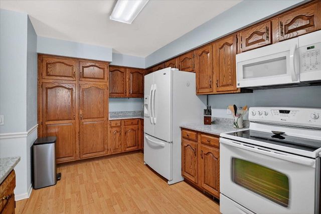 61 Oak Creek Trail, Madison, WI 53717