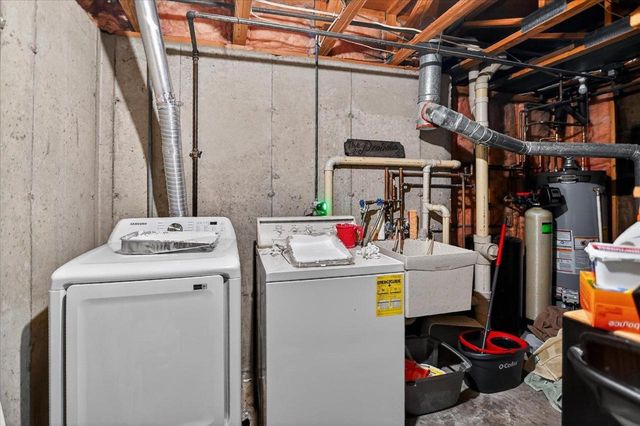 61 Oak Creek Trail, Madison, WI 53717