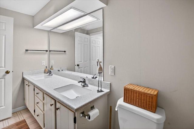 61 Oak Creek Trail, Madison, WI 53717