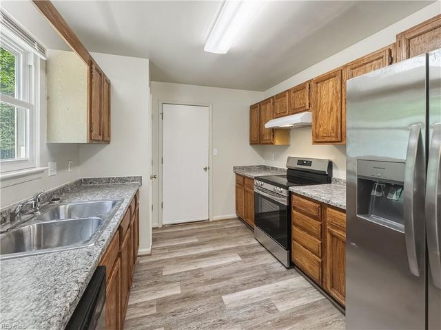 2 Northcutt DR, Hampton, VA 23664