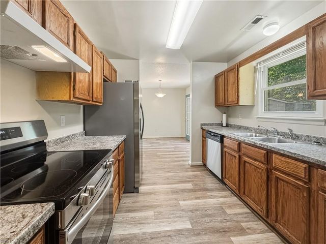 2 Northcutt DR, Hampton, VA 23664