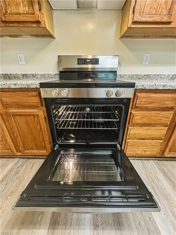2 Northcutt DR, Hampton, VA 23664