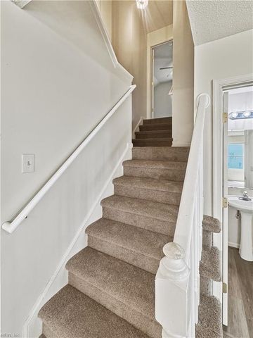 2 Northcutt DR, Hampton, VA 23664