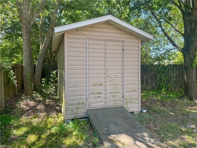 2 Northcutt DR, Hampton, VA 23664