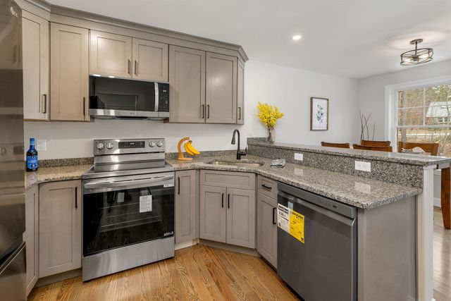 11A Mustang Dr Unit A End, Litchfield, NH 03052