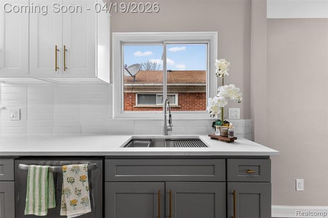 9075 W Parkway Street, Detroit, MI 48239