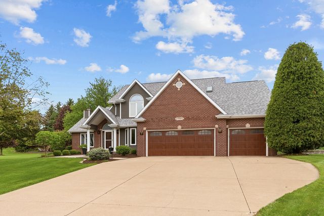 4986 Foxborough Court, Bettendorf, IA 52722