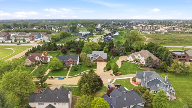 4986 Foxborough Court, Bettendorf, IA 52722
