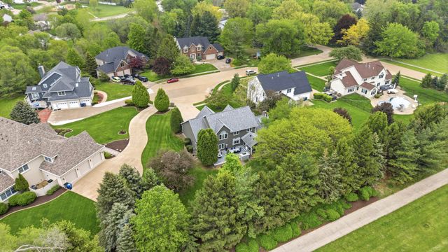 4986 Foxborough Court, Bettendorf, IA 52722
