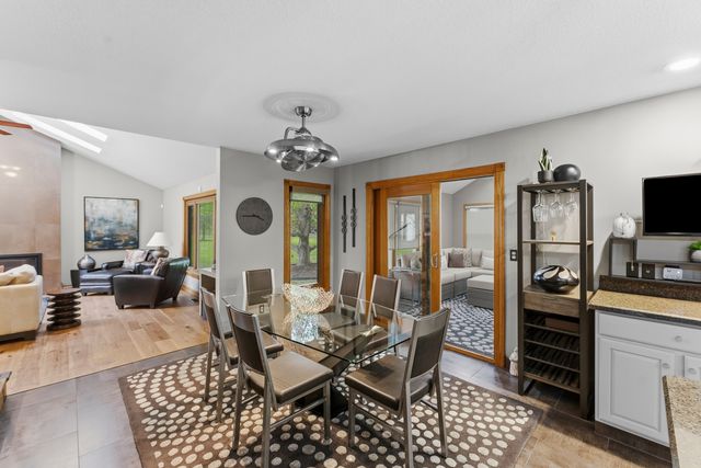 4986 Foxborough Court, Bettendorf, IA 52722