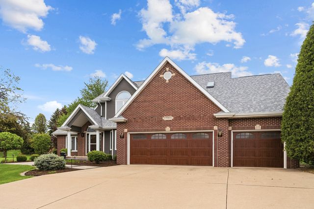 4986 Foxborough Court, Bettendorf, IA 52722