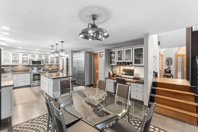 4986 Foxborough Court, Bettendorf, IA 52722