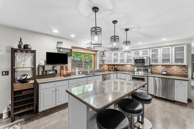 4986 Foxborough Court, Bettendorf, IA 52722