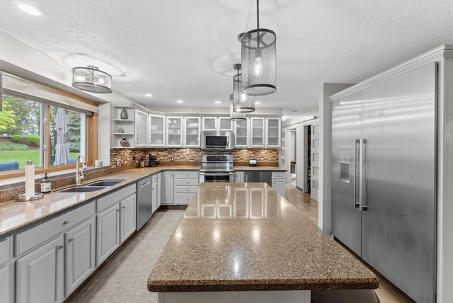 4986 Foxborough Court, Bettendorf, IA 52722