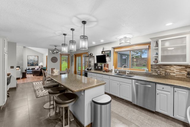 4986 Foxborough Court, Bettendorf, IA 52722