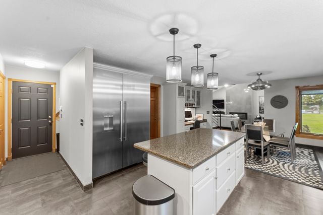 4986 Foxborough Court, Bettendorf, IA 52722