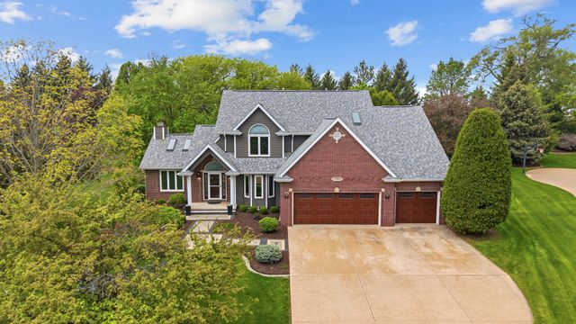 4986 Foxborough Court, Bettendorf, IA 52722