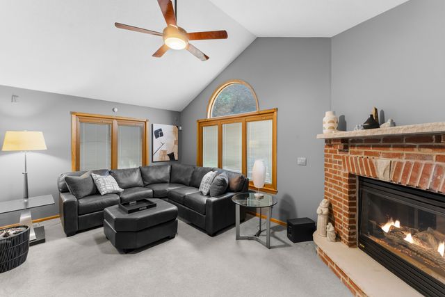 4986 Foxborough Court, Bettendorf, IA 52722