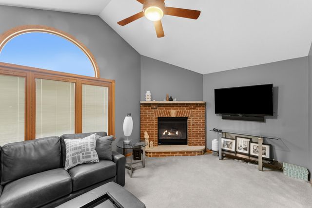 4986 Foxborough Court, Bettendorf, IA 52722