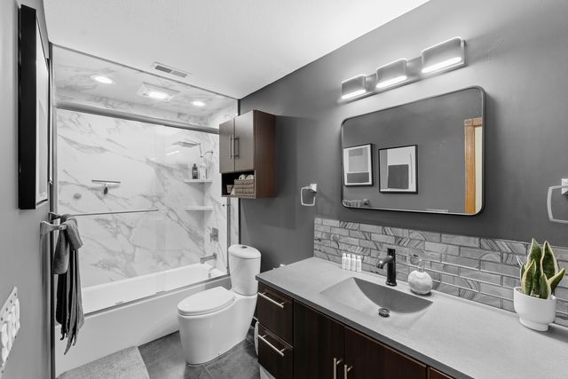 4986 Foxborough Court, Bettendorf, IA 52722