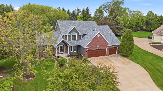 4986 Foxborough Court, Bettendorf, IA 52722