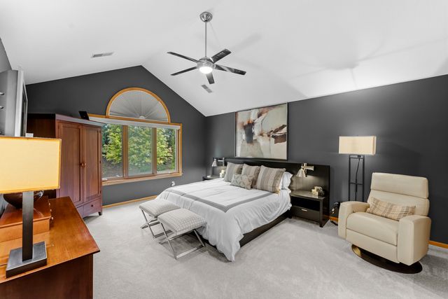 4986 Foxborough Court, Bettendorf, IA 52722