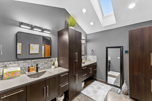 4986 Foxborough Court, Bettendorf, IA 52722
