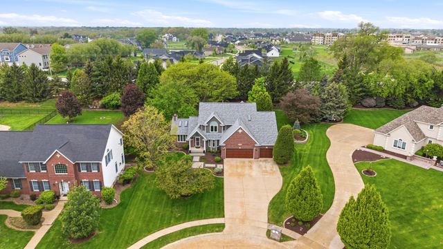 4986 Foxborough Court, Bettendorf, IA 52722