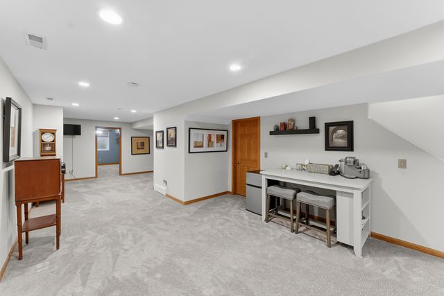 4986 Foxborough Court, Bettendorf, IA 52722