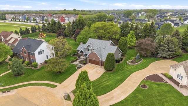 4986 Foxborough Court, Bettendorf, IA 52722