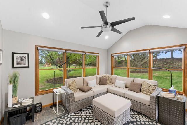 4986 Foxborough Court, Bettendorf, IA 52722