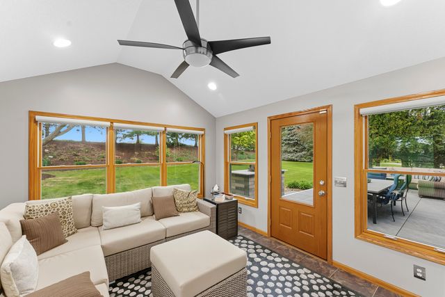 4986 Foxborough Court, Bettendorf, IA 52722