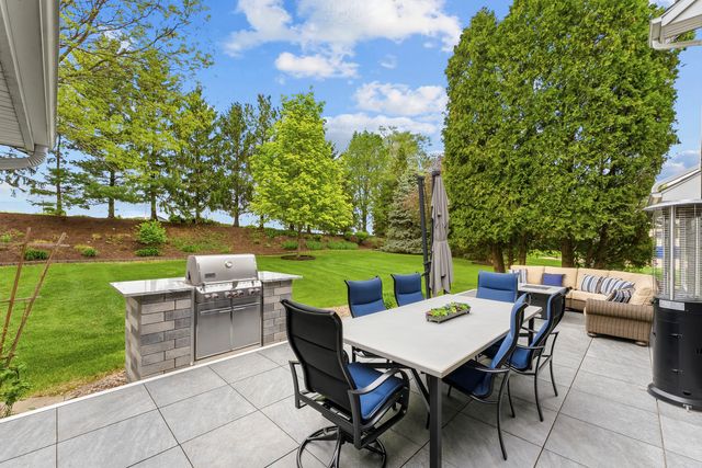 4986 Foxborough Court, Bettendorf, IA 52722
