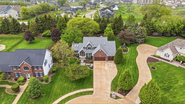 4986 Foxborough Court, Bettendorf, IA 52722
