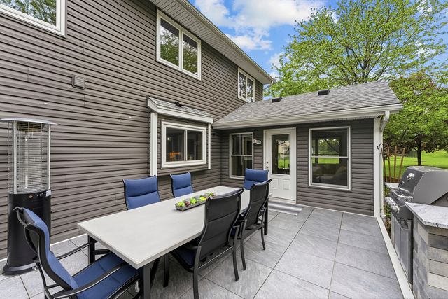 4986 Foxborough Court, Bettendorf, IA 52722