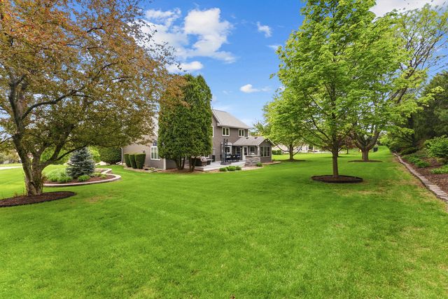 4986 Foxborough Court, Bettendorf, IA 52722