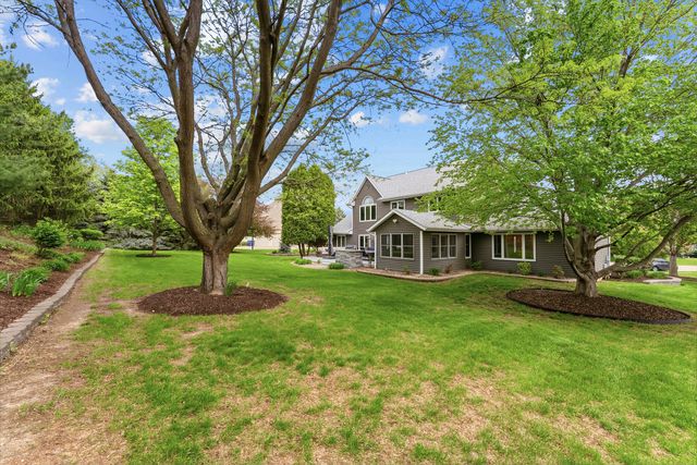 4986 Foxborough Court, Bettendorf, IA 52722