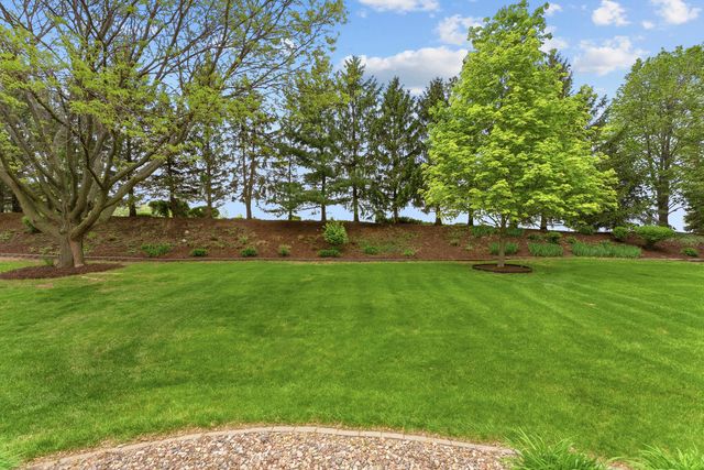 4986 Foxborough Court, Bettendorf, IA 52722