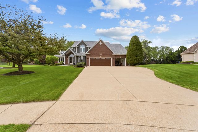 4986 Foxborough Court, Bettendorf, IA 52722