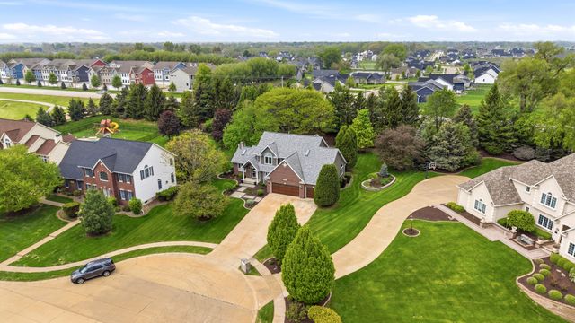 4986 Foxborough Court, Bettendorf, IA 52722