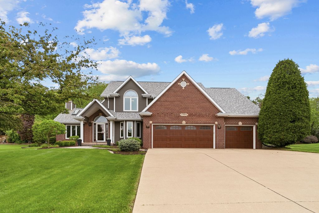 4986 Foxborough Court, Bettendorf, IA 52722