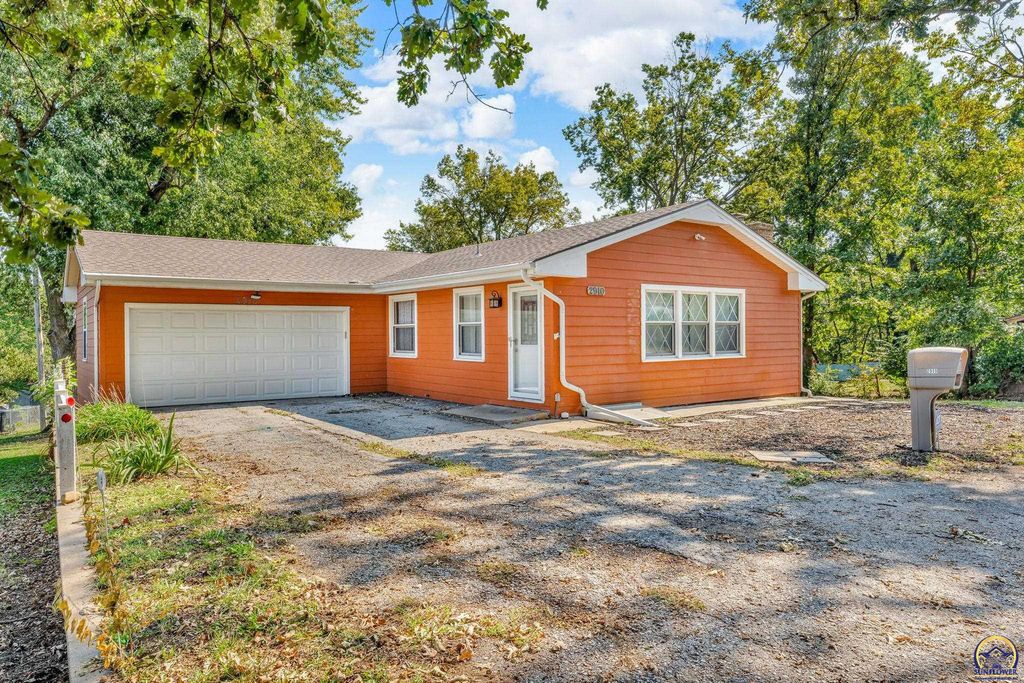 2910 SW Burlingame RD, Topeka, KS 66611