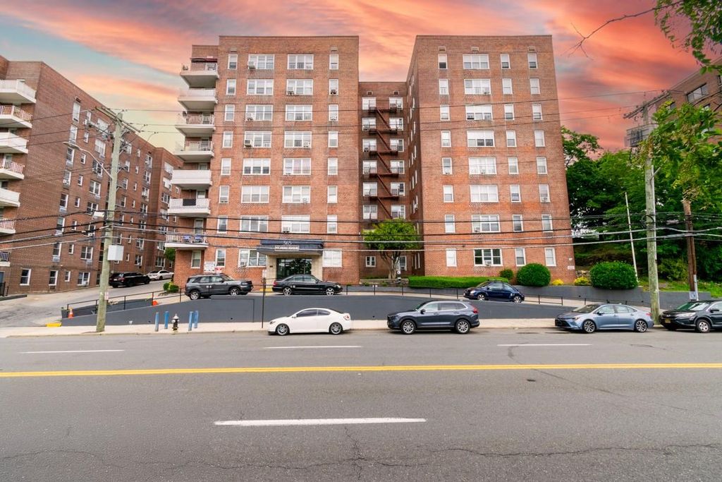 365 Bronx River Road 2M, Yonkers, NY 10704