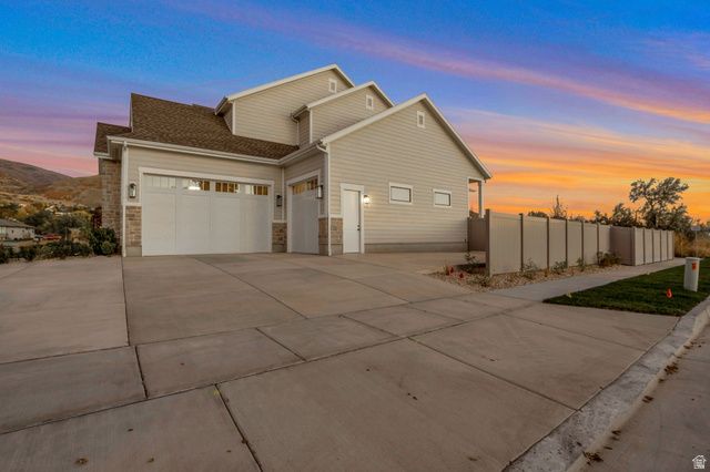 695 W HIDDEN FARM DR, Farmington, UT 84025